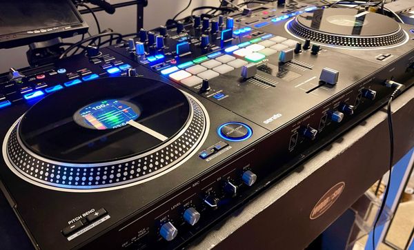 Pioneer DJ’s DDJ-REV7: Đây có phải là cuộc cách mạng cuối cùng của Pioneer DJ mà chúng ta mong muốn không? Pioneer DJ’s DDJ-REV7: Đây có phải là cuộc cách mạng cuối cùng của Pioneer DJ mà chúng ta mong muốn không?