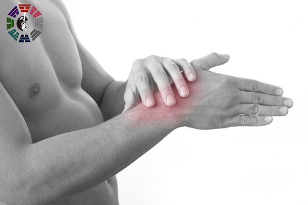 Cơn đau có thể đau lan từ cổ tay sang cánh tay