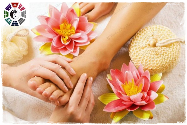 Sau một ngày dài làm việc, massage chân là một cách thư giãn mang lại nhiều lợi ích cho sức khỏe.