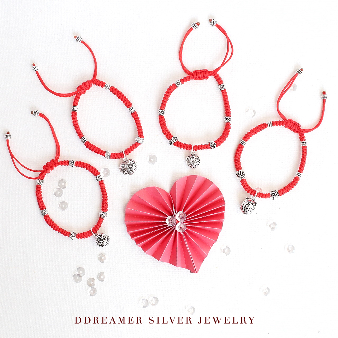 Vòng thắt handmade may mắn phối charms bạc của Ddreamer