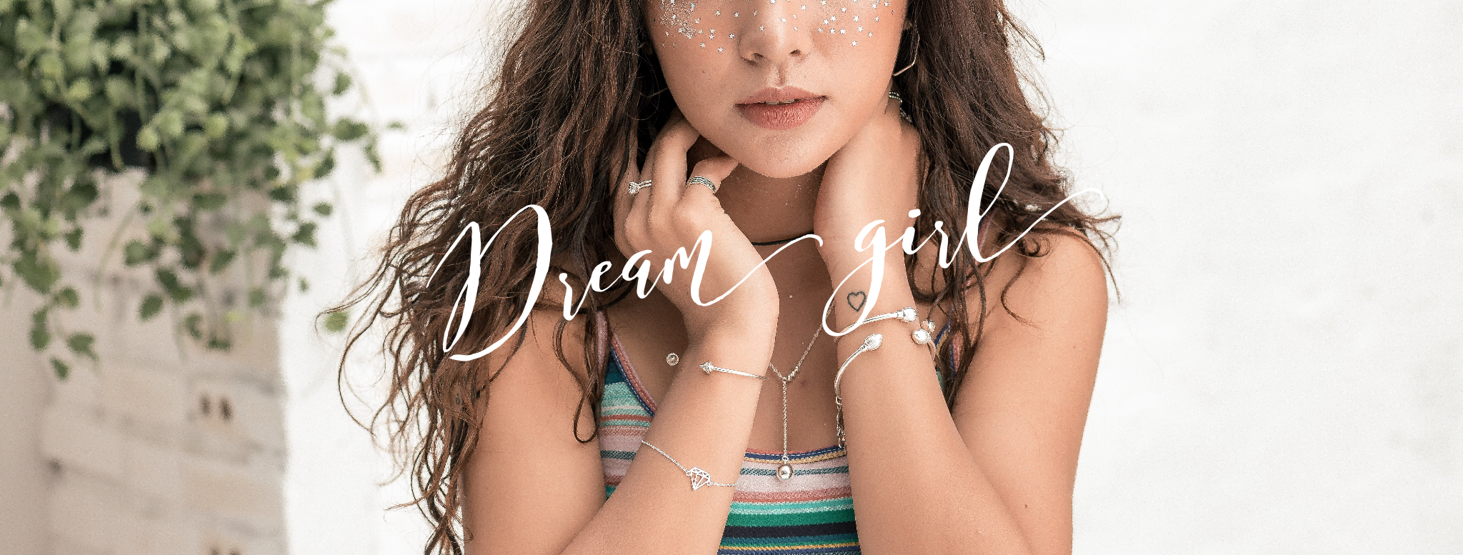 Dream Girl Lookbook cùng xu hướng Glitter Face makeup