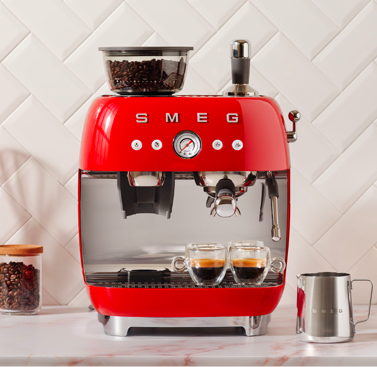 Máy pha cà phê Smeg EGF03 tích hợp cối xay đầu tiên của Smeg Vietnam