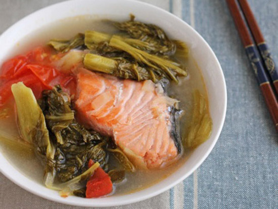 Đậm đà ngày trở gió với món đầu cá hồi Nauy nấu dưa chua thơm ngon