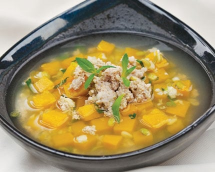 Còn gì tuyêt vời hơn khi trời lạnh có 1 nồi canh thịt bò nấu bí đỏ thơm ngon