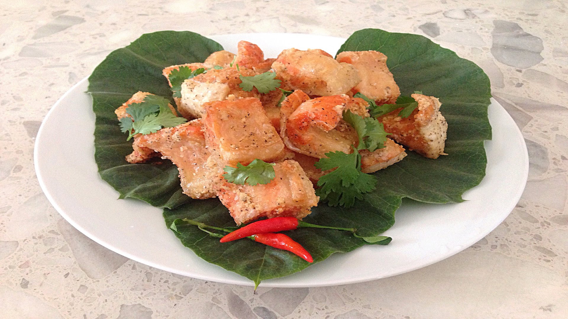 Món lườn cá hồi chiên giòn - Vợ nấu chồng khen ngon