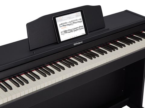Đánh giá Roland RP-102: Một cây đàn piano chất lượng cao, cho người mới bắt đầu?
