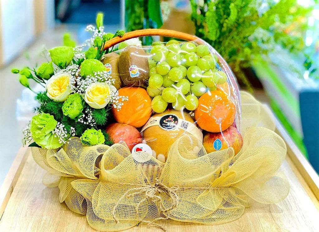 Giỏ quà trái cây được trang trí sang trọng phù hợp làm quà tặng khai trương