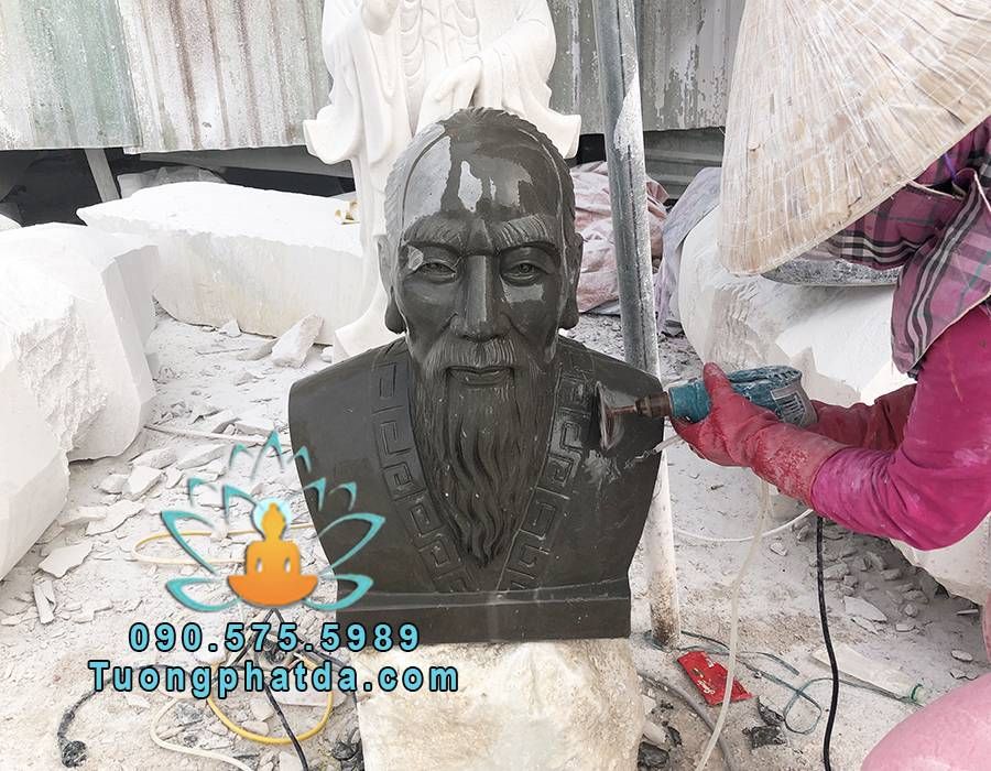 Mài và đánh bóng tượng Lê Hữu Trác tại xưởng đá mỹ nghệ Song Toàn