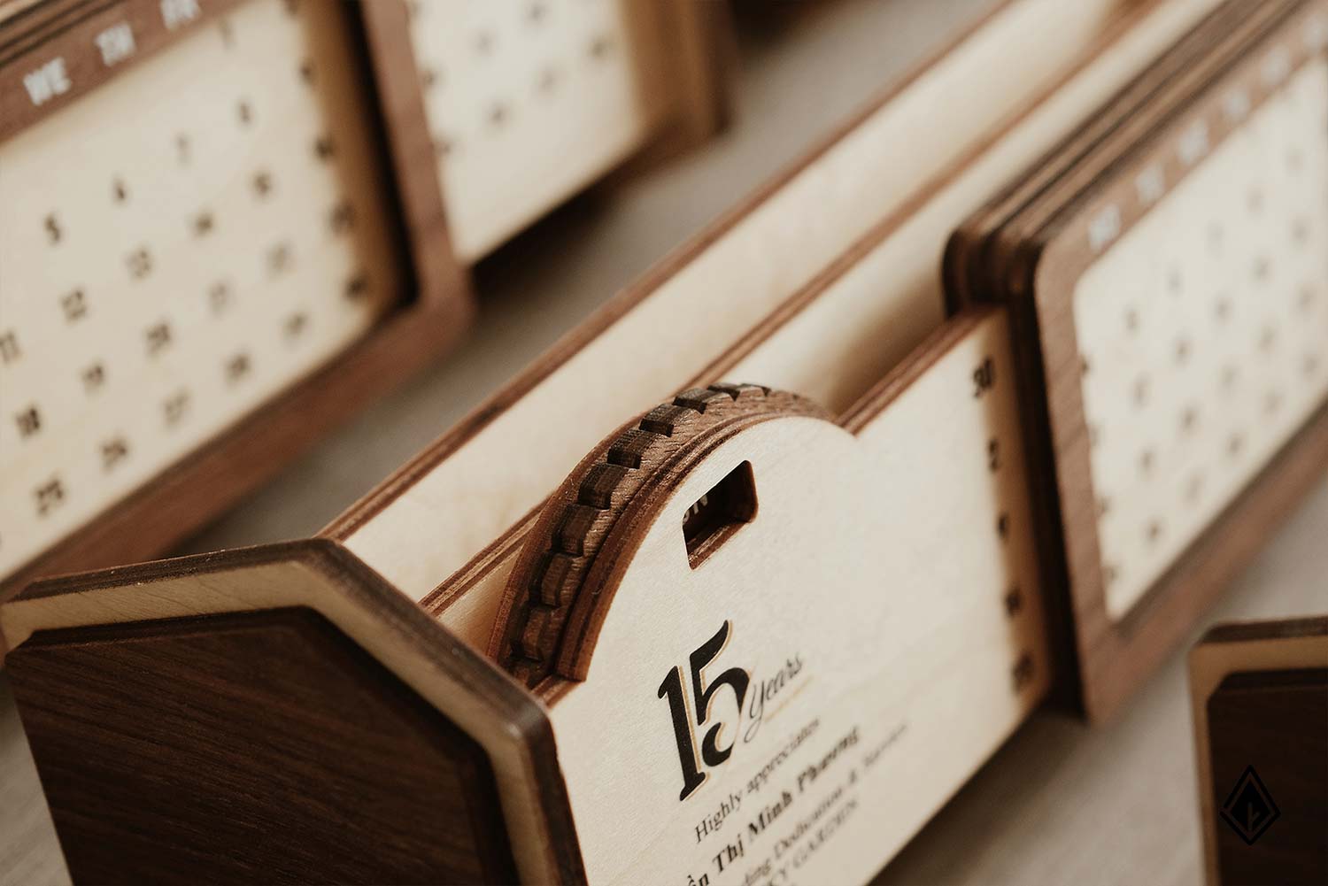 Doanh nghiệp có thể tự do thêm thắt những dấu ấn công ty mình lên chiếc lịch gỗ. Ảnh: Nau Factory