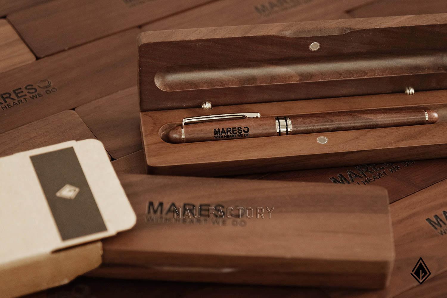 bút và hộp bút gỗ walnut