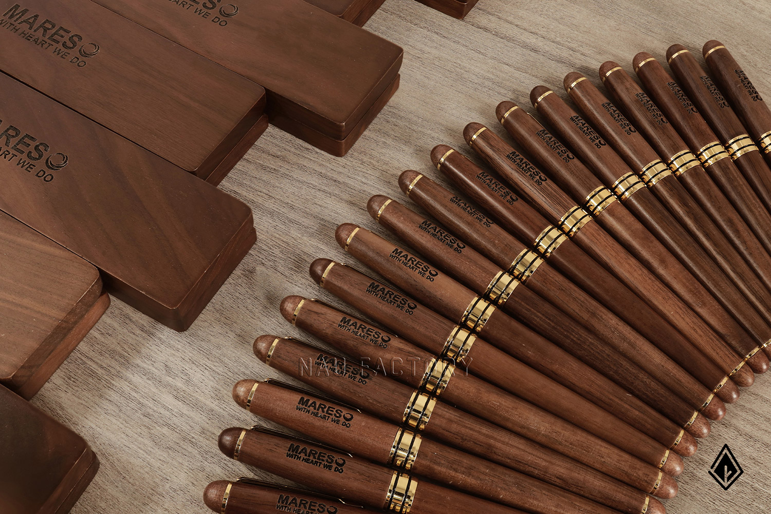 bút và hộp bút gỗ walnut