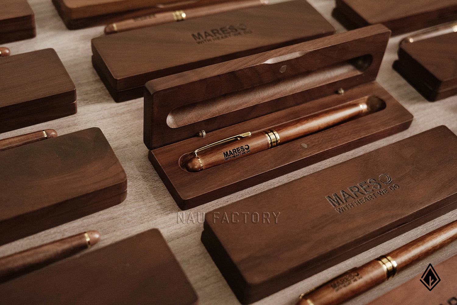 bút và hộp bút gỗ walnut