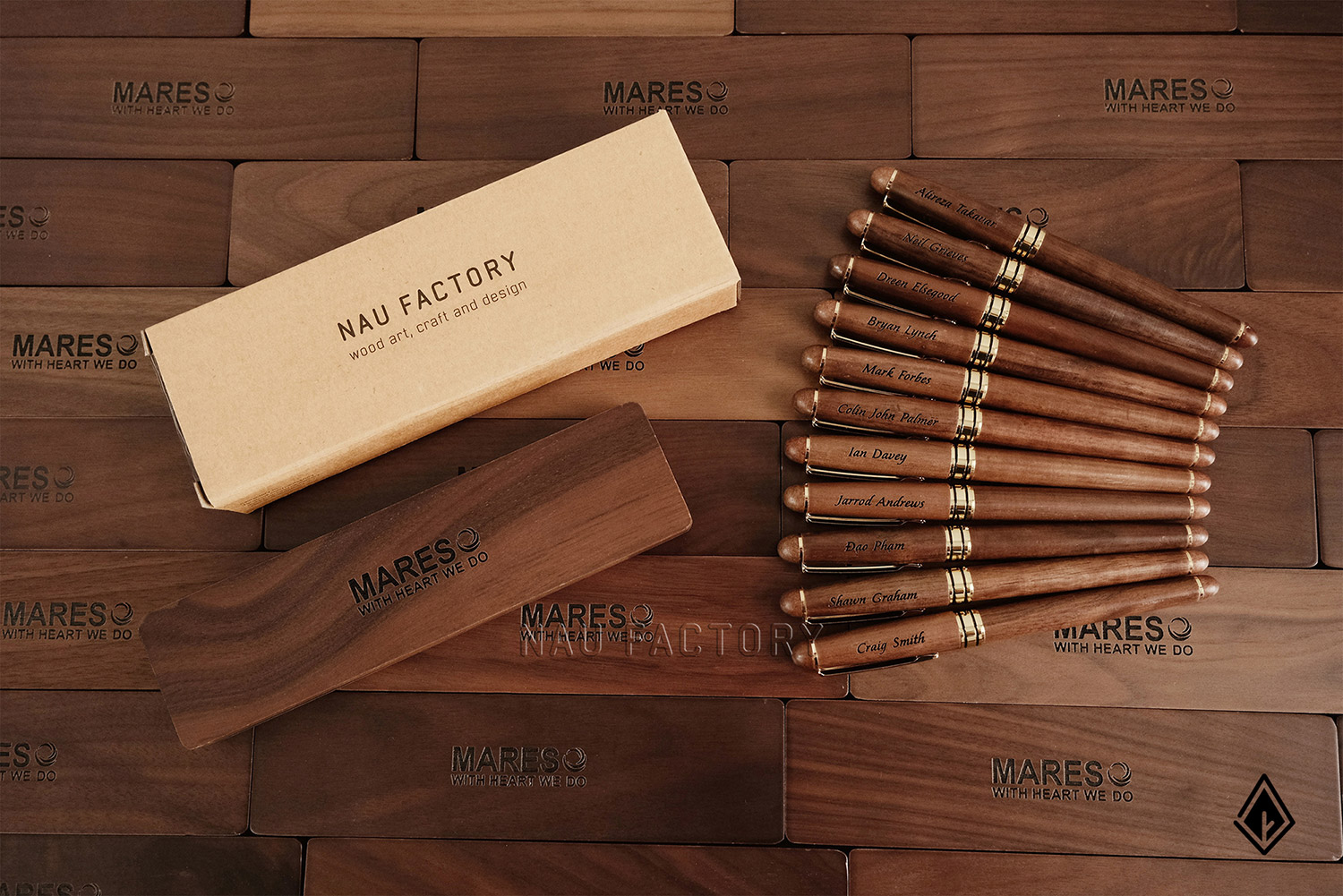 bút và hộp bút gỗ walnut
