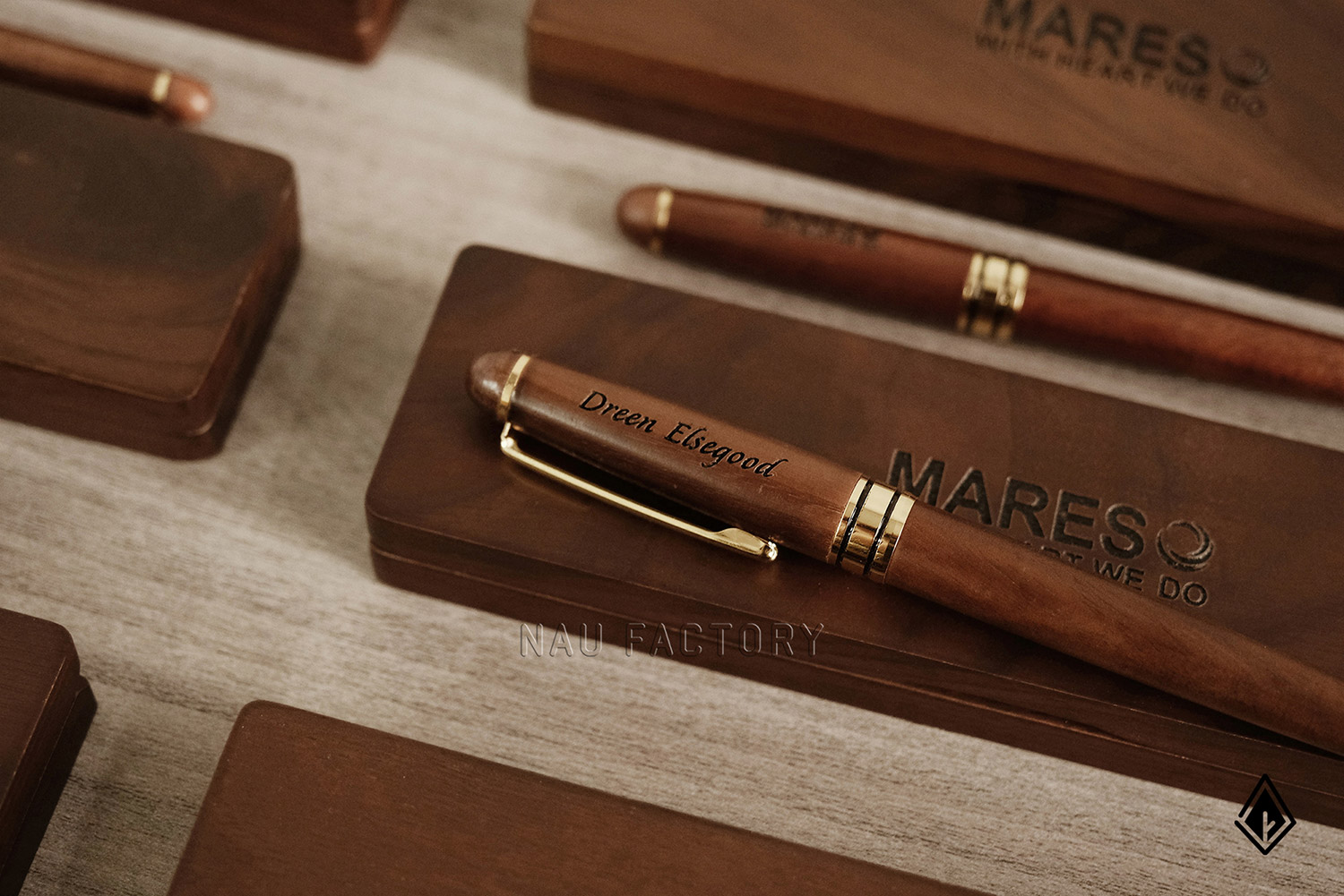 bút và hộp bút gỗ walnut