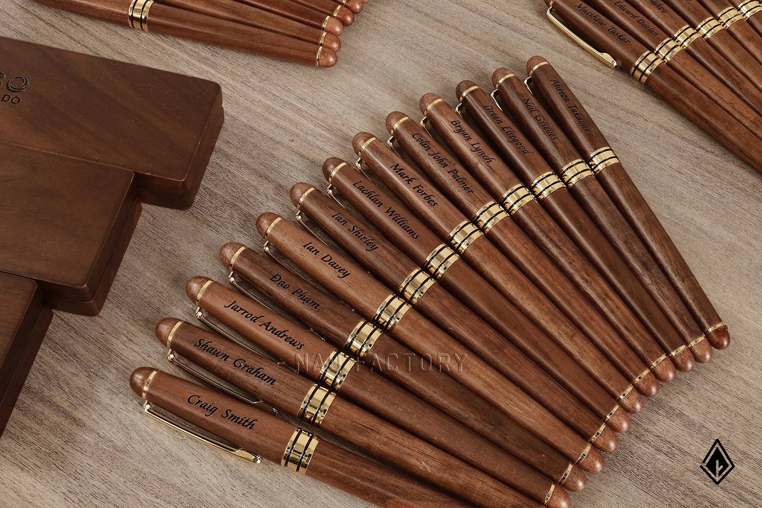 bút và hộp bút gỗ walnut