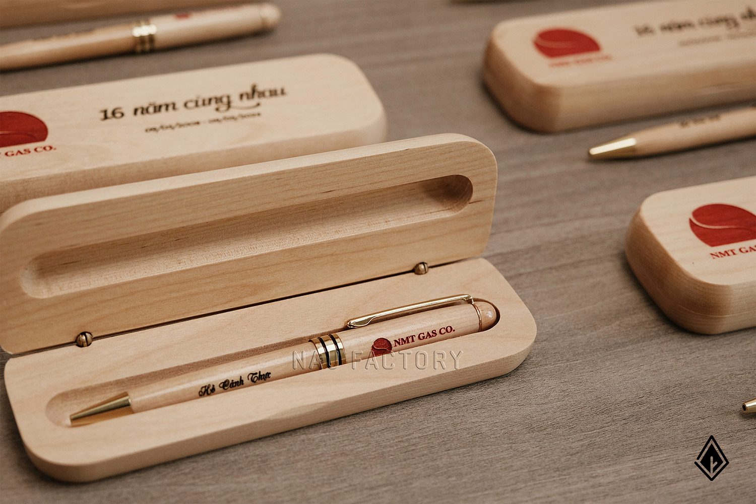 bút và hộp bút gỗ maple