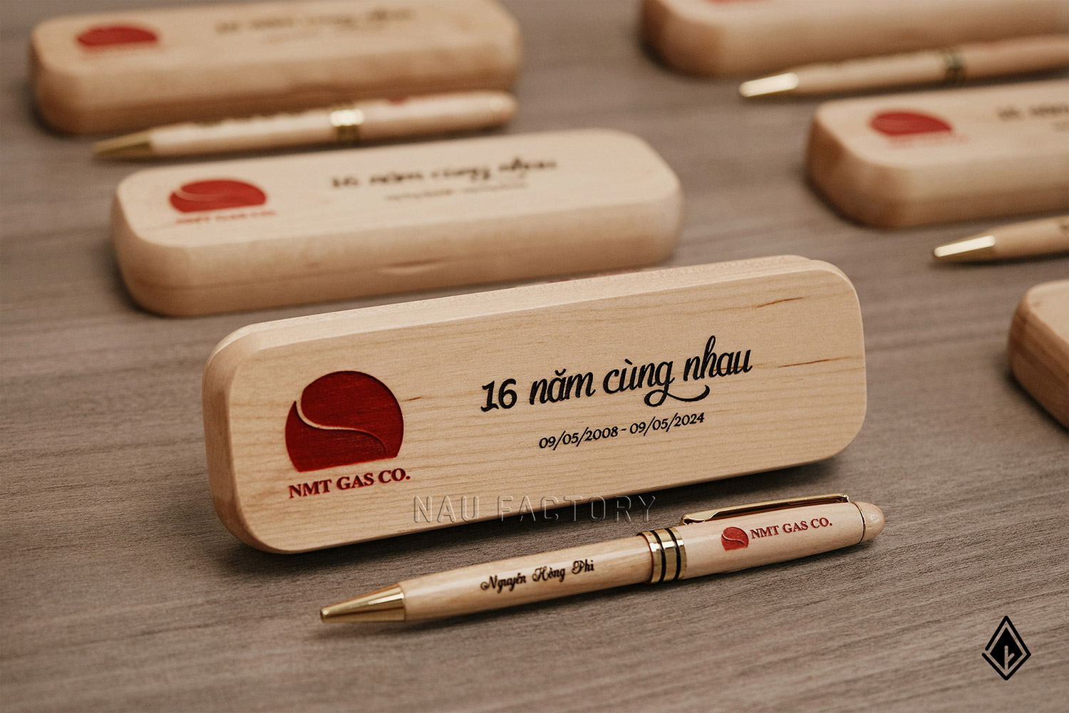 bút và hộp bút gỗ maple