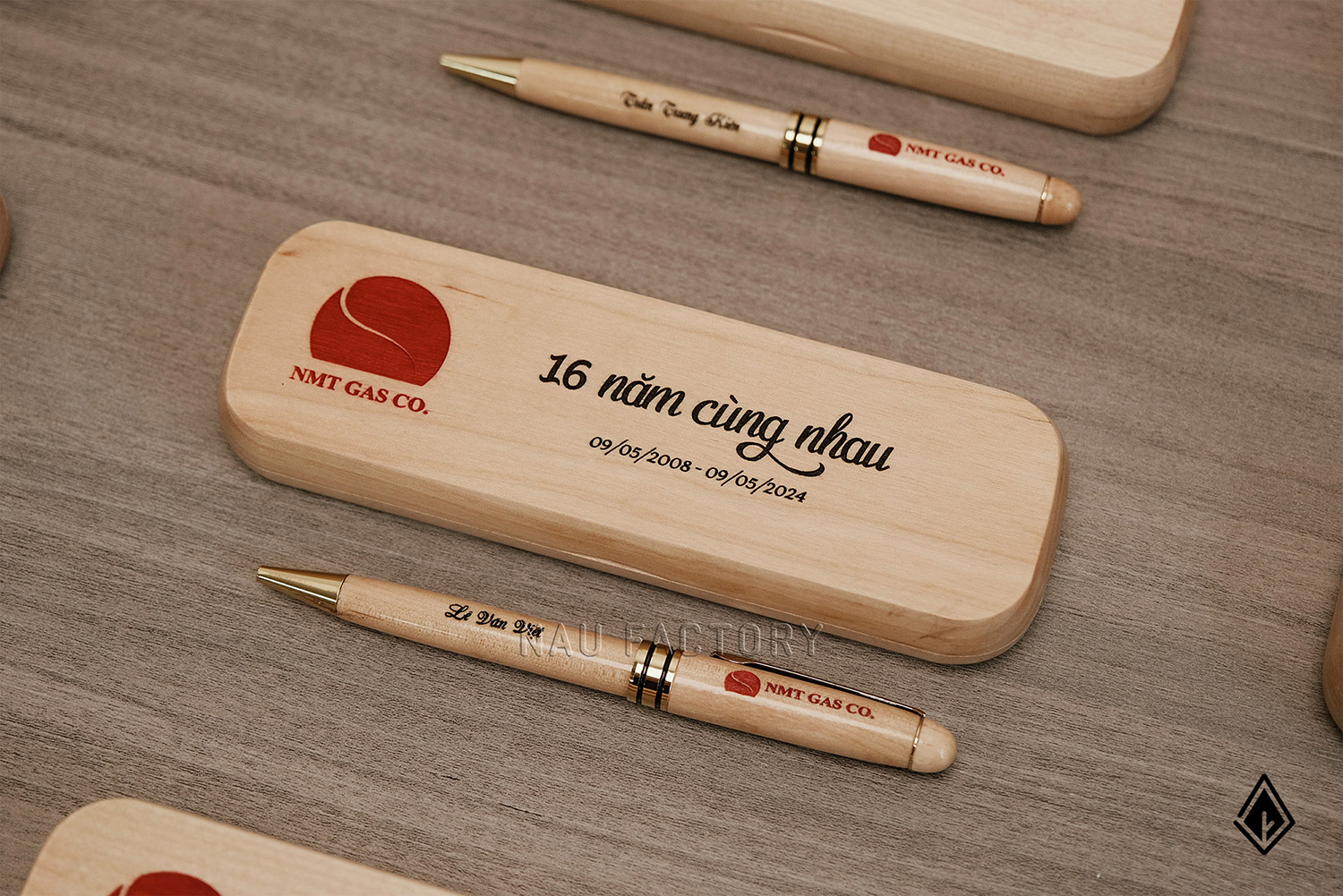 bút và hộp bút gỗ maple