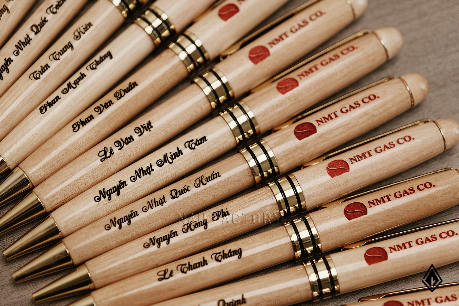 bút và hộp bút gỗ maple