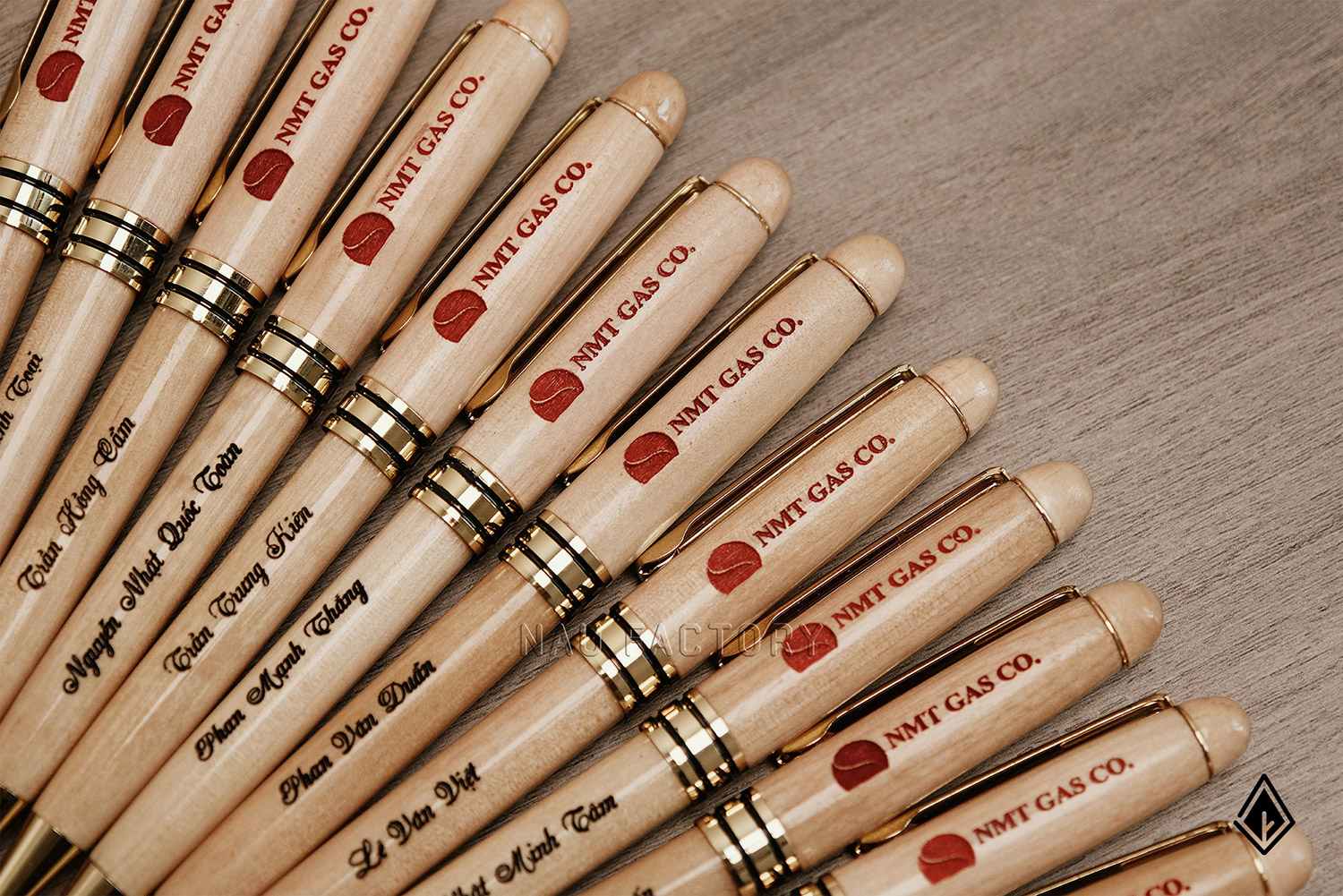 bút và hộp bút gỗ maple