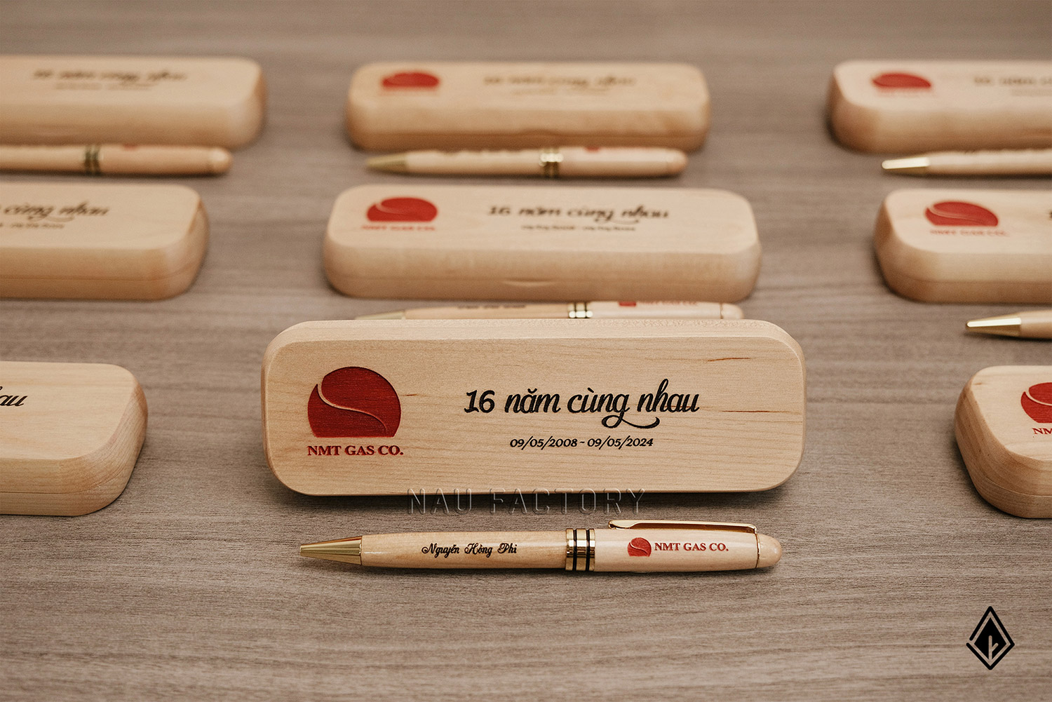 bút và hộp bút gỗ maple