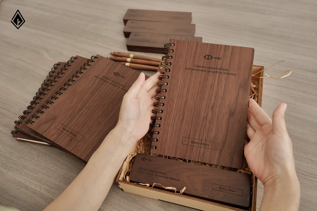 Cuốn sổ gỗ được thiết kế theo yêu cầu làm nổi bật những gì mà doanh nghiệp muốn gửi gắm. Ảnh: Nau Factory