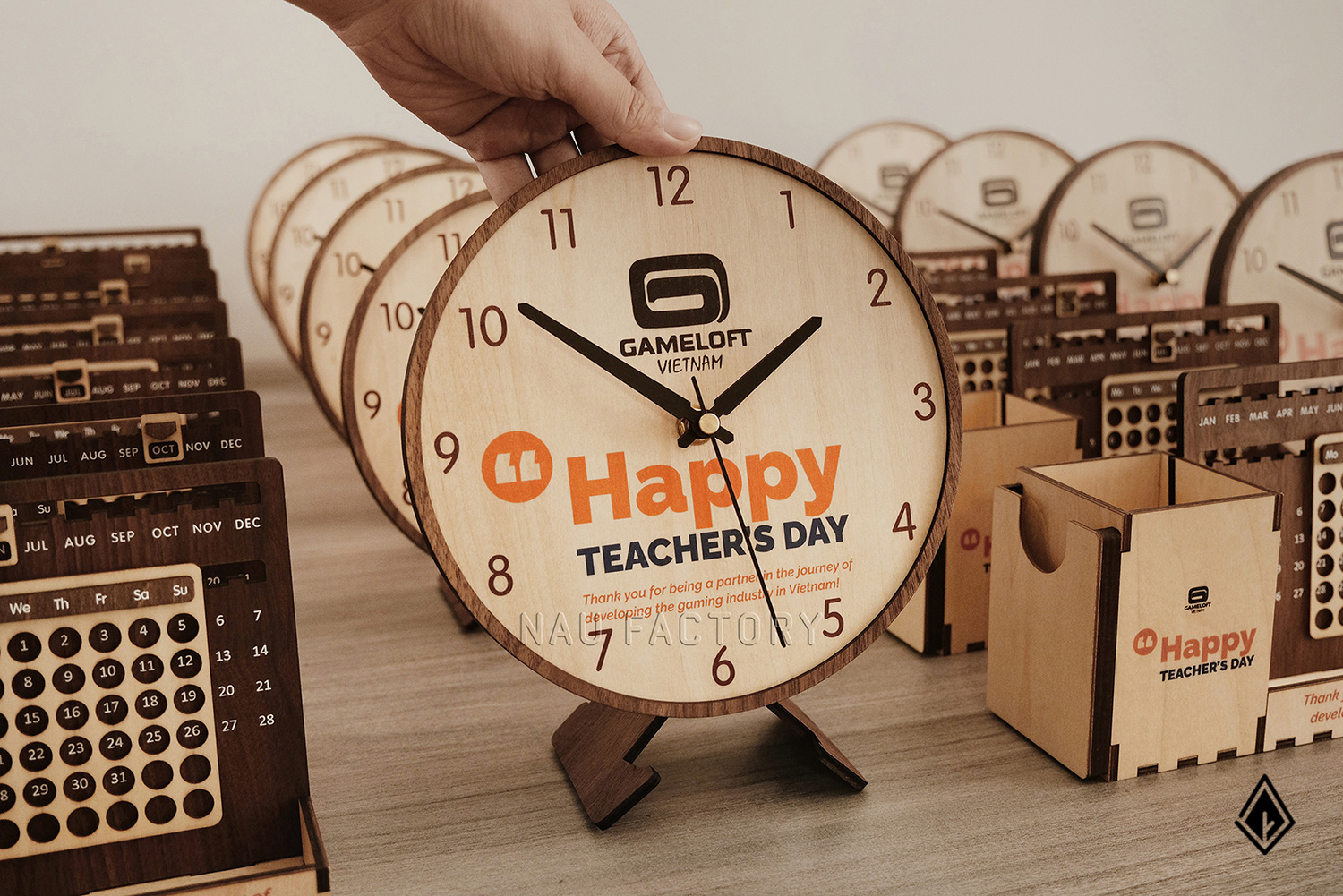 Đồng hồ gỗ để bàn in logo theo yêu cầu
