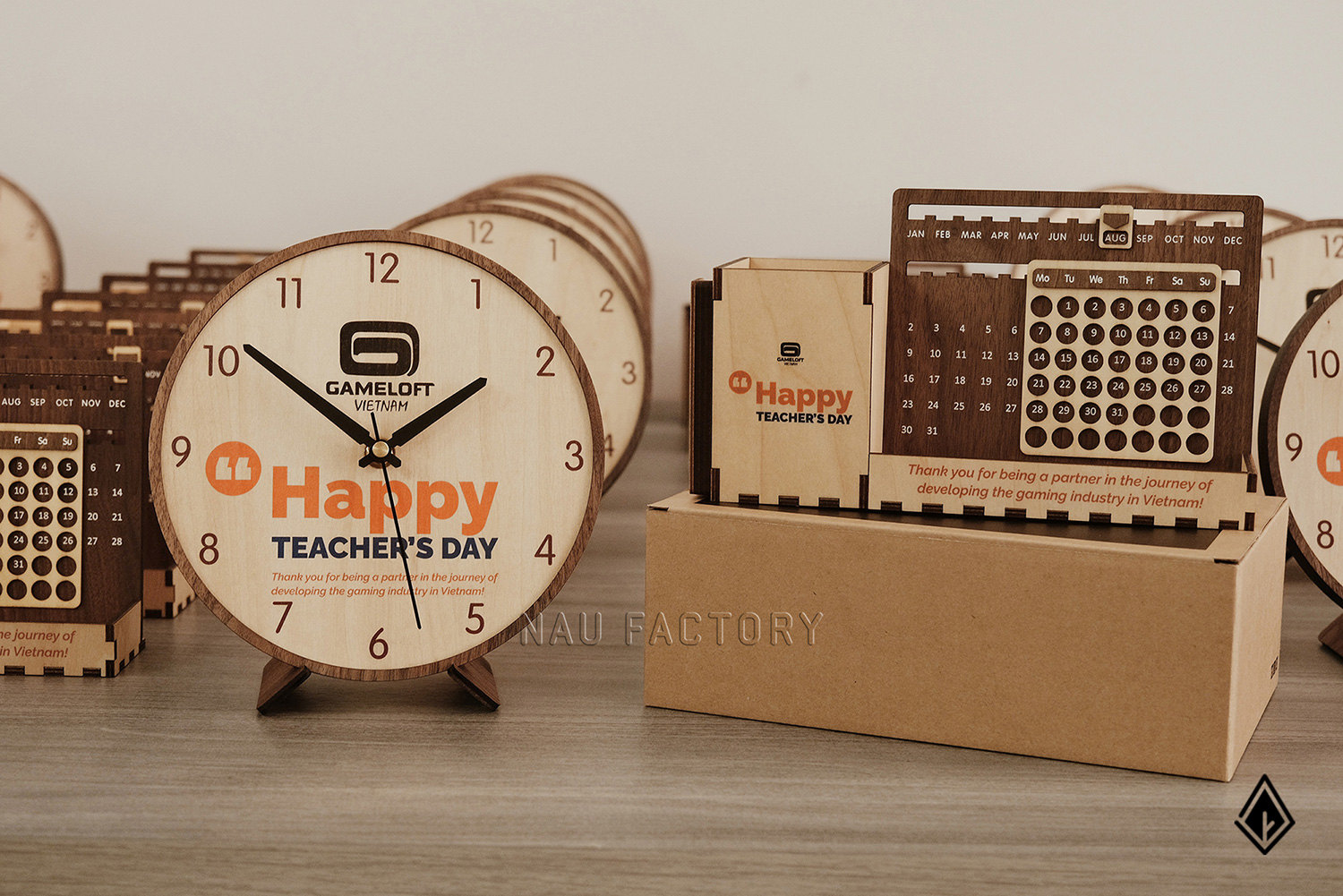 Đồng hồ gỗ để bàn in logo theo yêu cầu