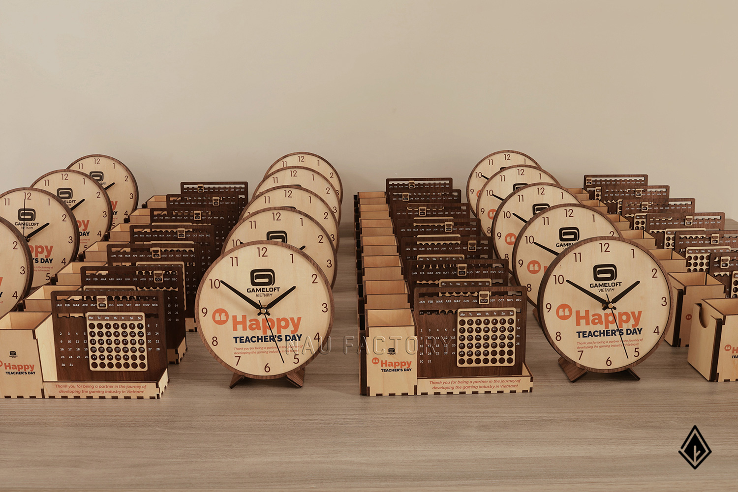Đồng hồ gỗ để bàn in logo theo yêu cầu