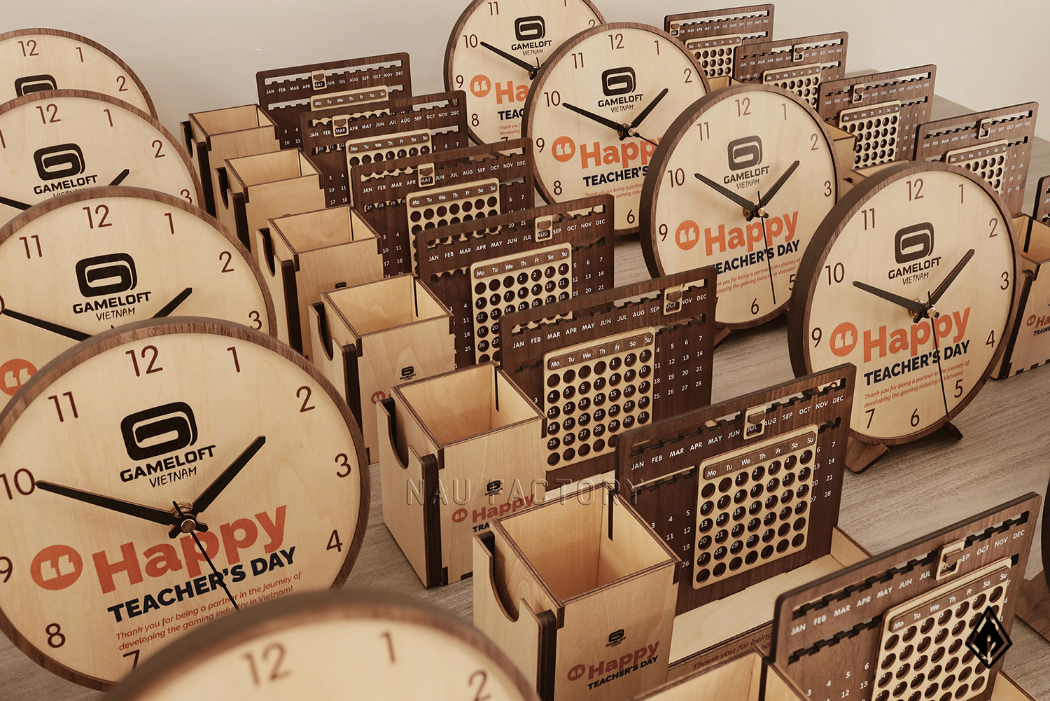 Đồng hồ gỗ để bàn in logo theo yêu cầu