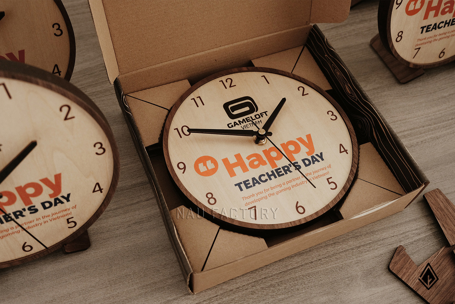 Đồng hồ gỗ để bàn in logo theo yêu cầu