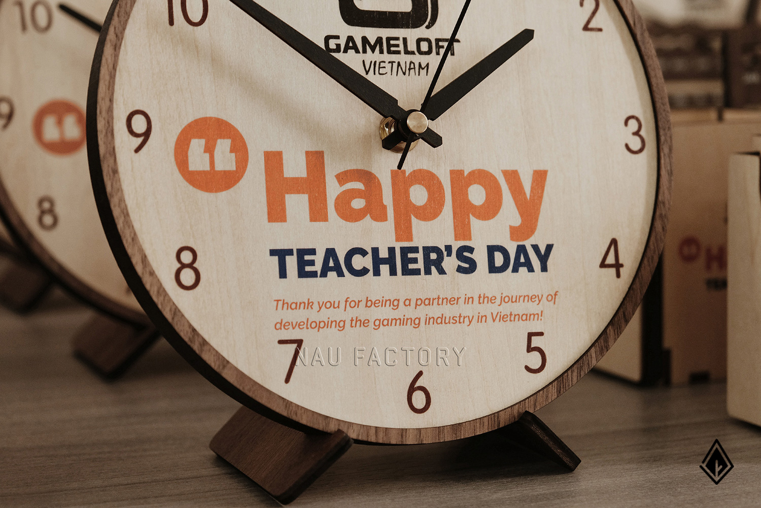 Đồng hồ gỗ để bàn in logo theo yêu cầu