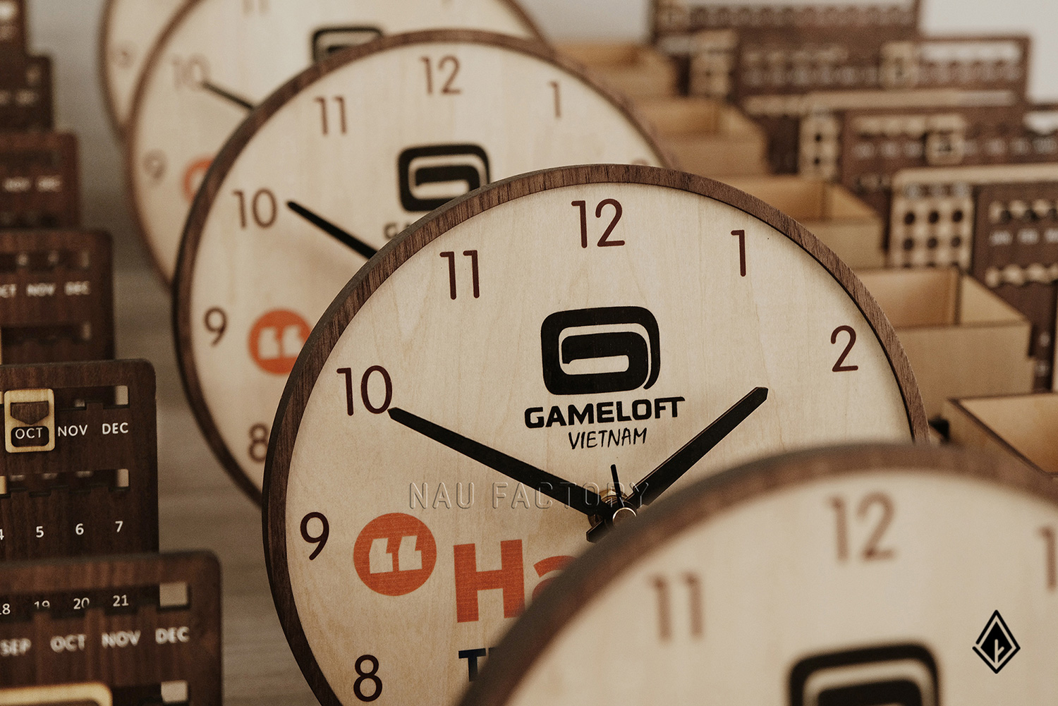 Đồng hồ gỗ để bàn in logo theo yêu cầu