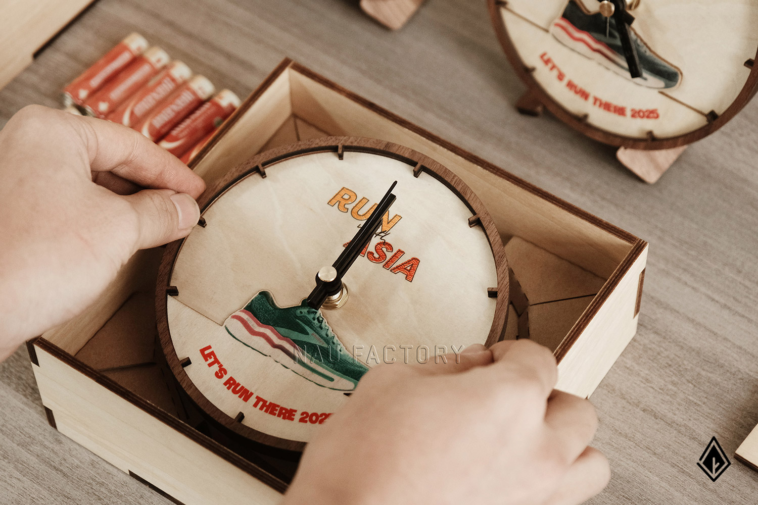 Đồng hồ gỗ để bàn