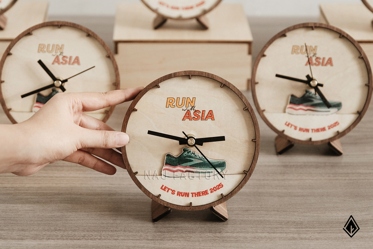 Đồng hồ gỗ để bàn