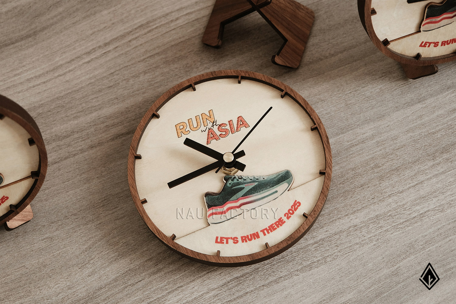 Đồng hồ gỗ để bàn