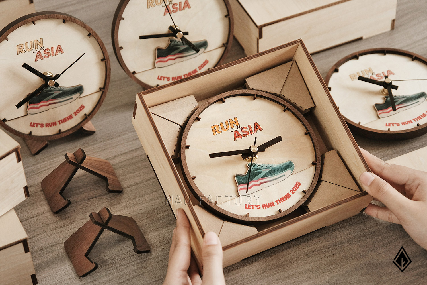 Đồng hồ gỗ để bàn