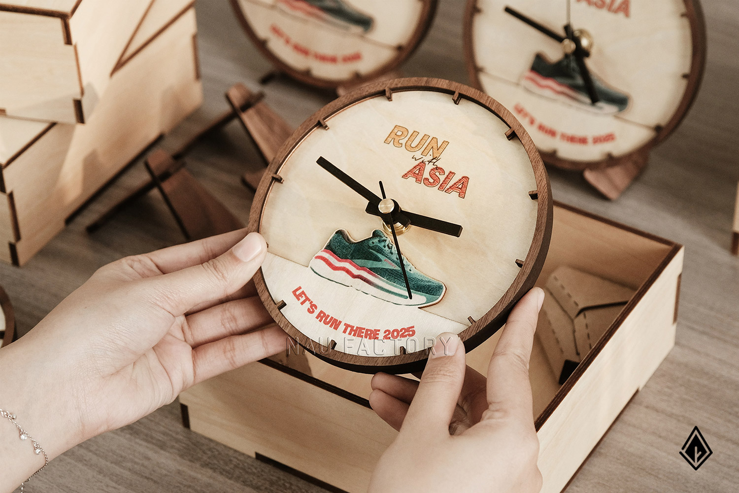 Đồng hồ gỗ để bàn