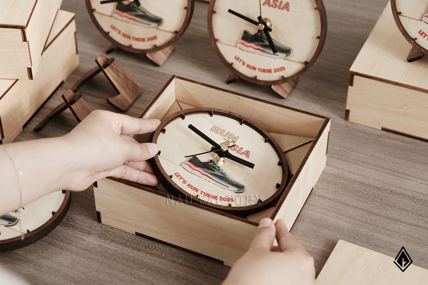 Đồng hồ gỗ để bàn