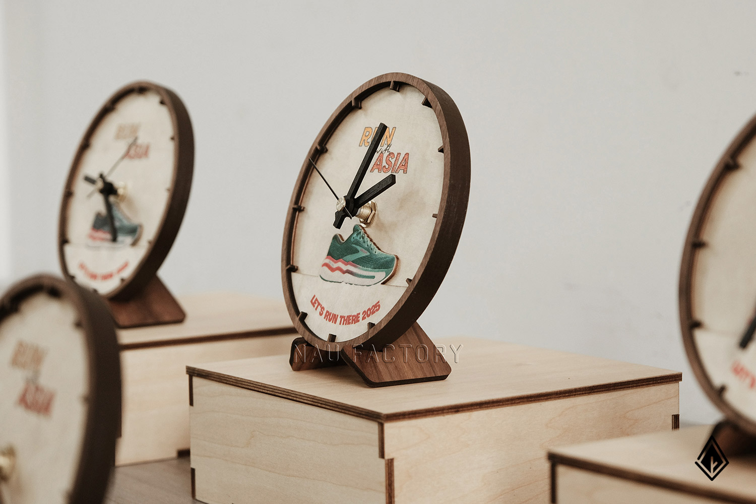 Đồng hồ gỗ để bàn