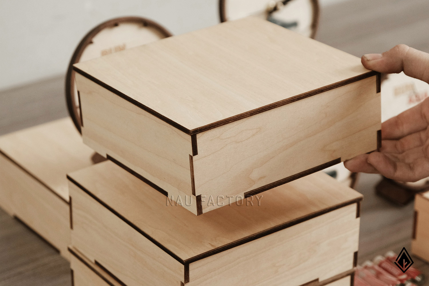 Đồng hồ gỗ để bàn