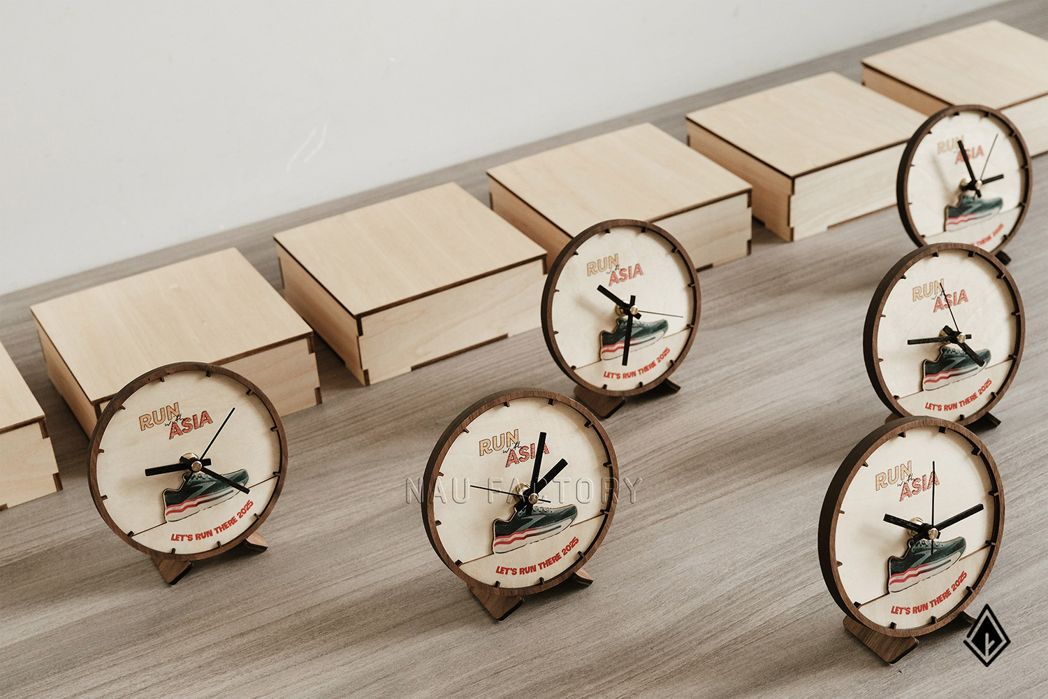 Đồng hồ gỗ để bàn