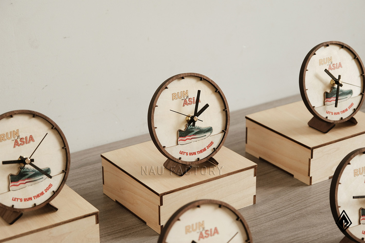 Đồng hồ gỗ để bàn