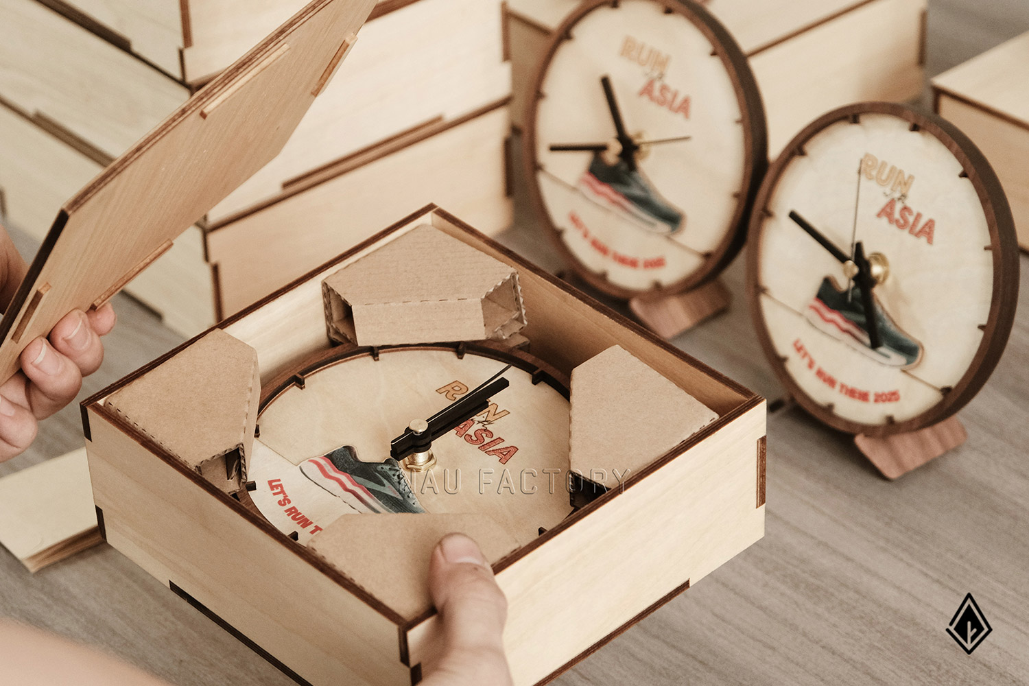 Đồng hồ gỗ để bàn