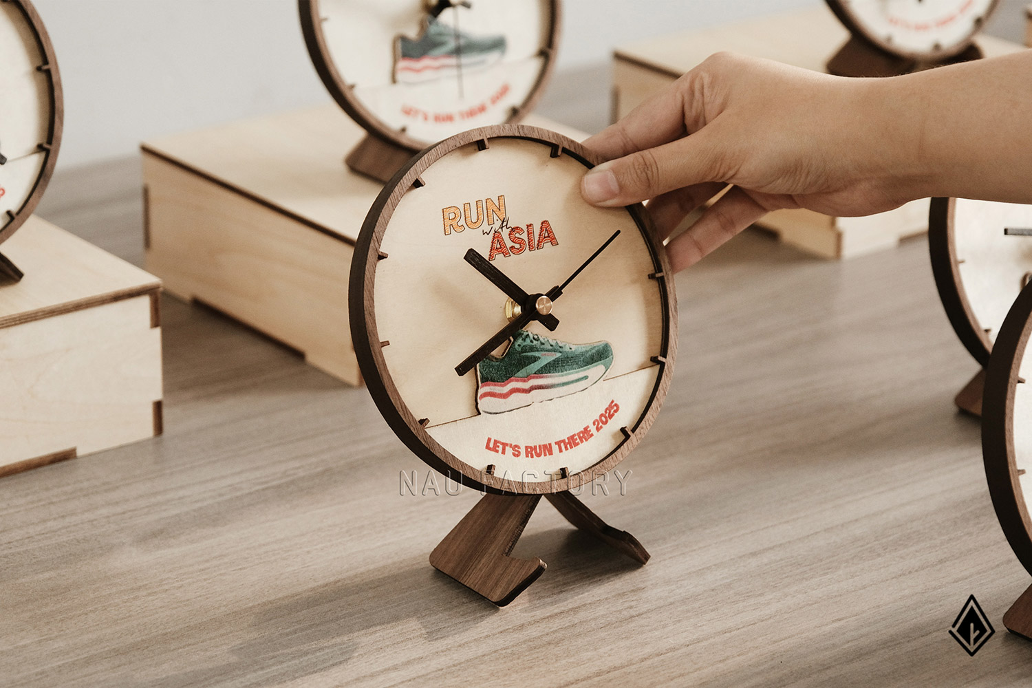 Đồng hồ gỗ để bàn