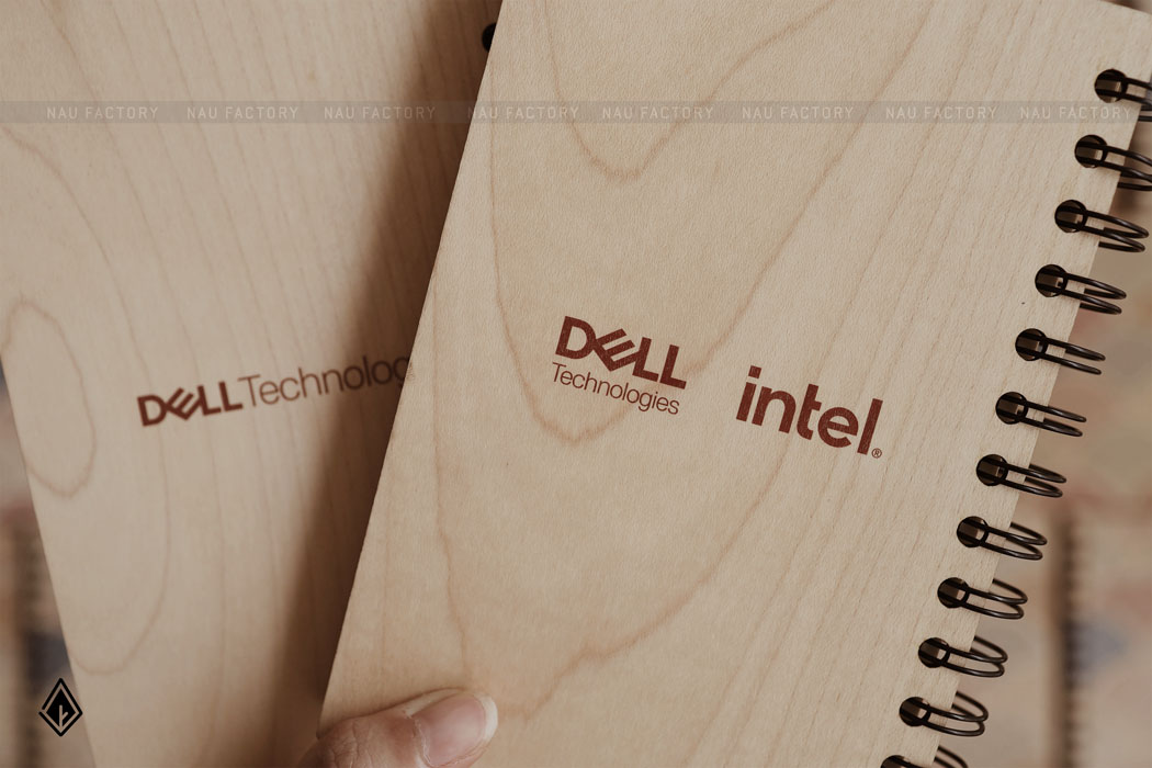 Một mặt in logo của Dell. Ảnh: Nâu Factory