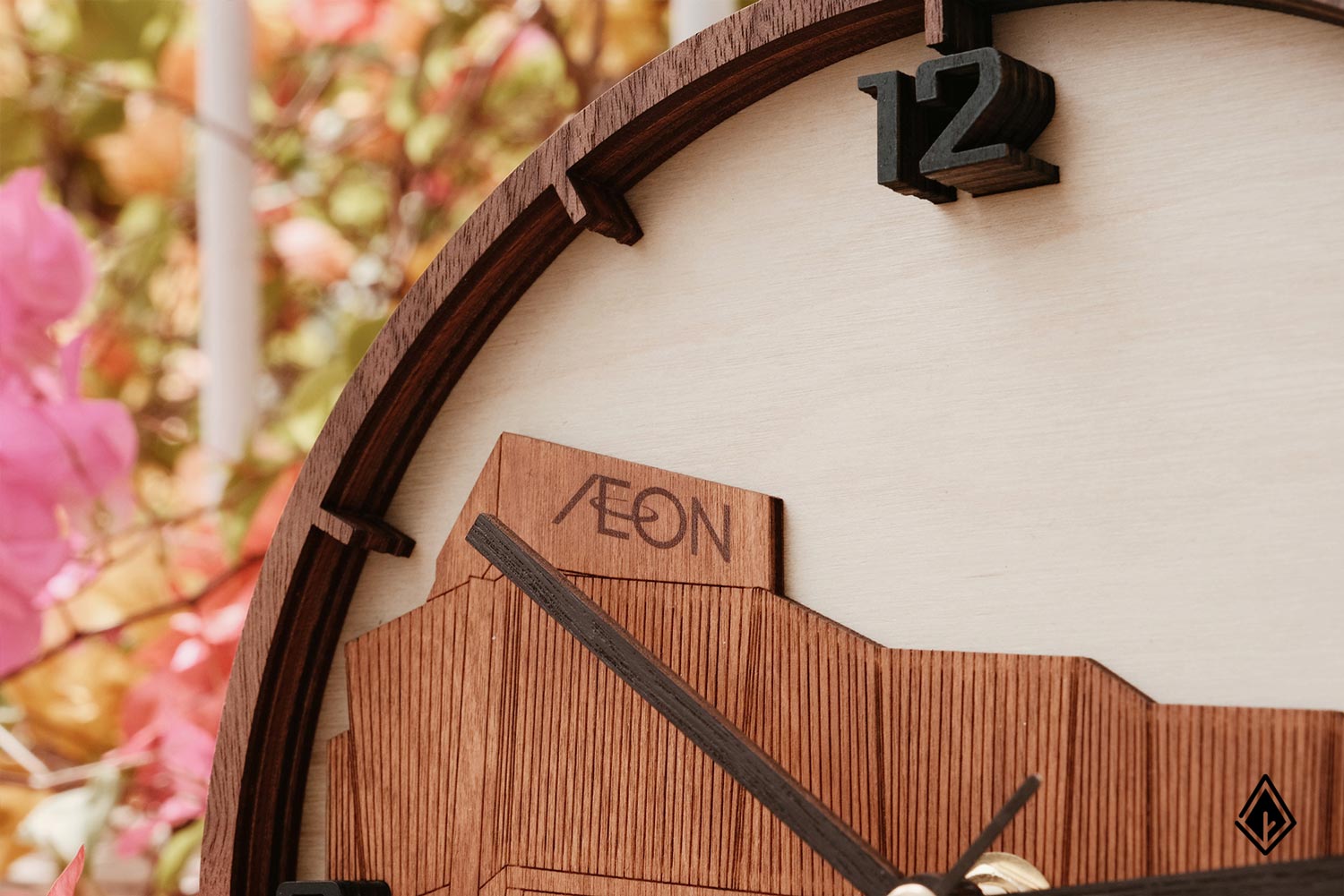 Lớp nền bằng gỗ Maple làm tổng thể chiếc đồng hồ trang nhã và thanh lịch hơn. Ảnh: Nau Factory