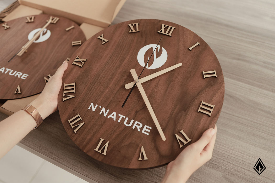 Mỗi một chiếc đồng hồ gỗ Walnut sở hữu kiểu vân lượn sóng hay vân thẳng khác nhau, nhưng đều vô cùng đẹp mắt. Ảnh: Nau Factory
