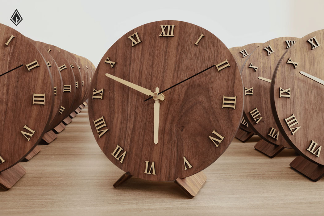 Đồng hồ thuần gỗ Walnut có thiết kế tinh gọn và đơn giản. Ảnh: Nau Factory