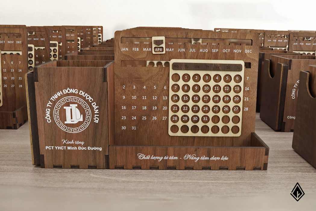 Gỗ Walnut và gỗ Maple kết hợp hài hòa trên chiếc lịch vạn niên. Ảnh: Nau Factory